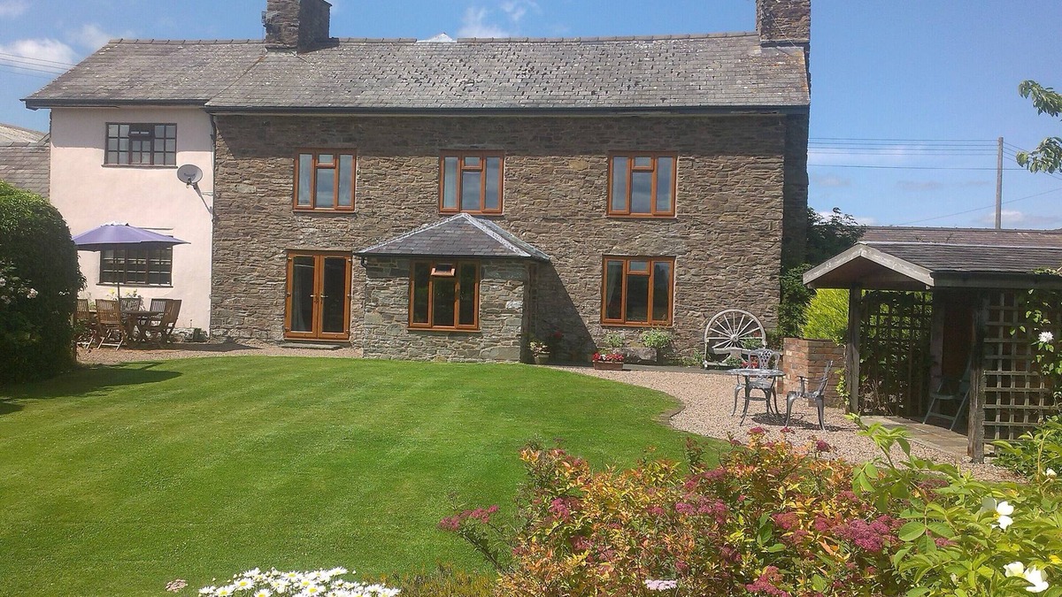 Newcastle-on-Clun House | Escape to this beautiful country retreat, rural location & excellent facilities