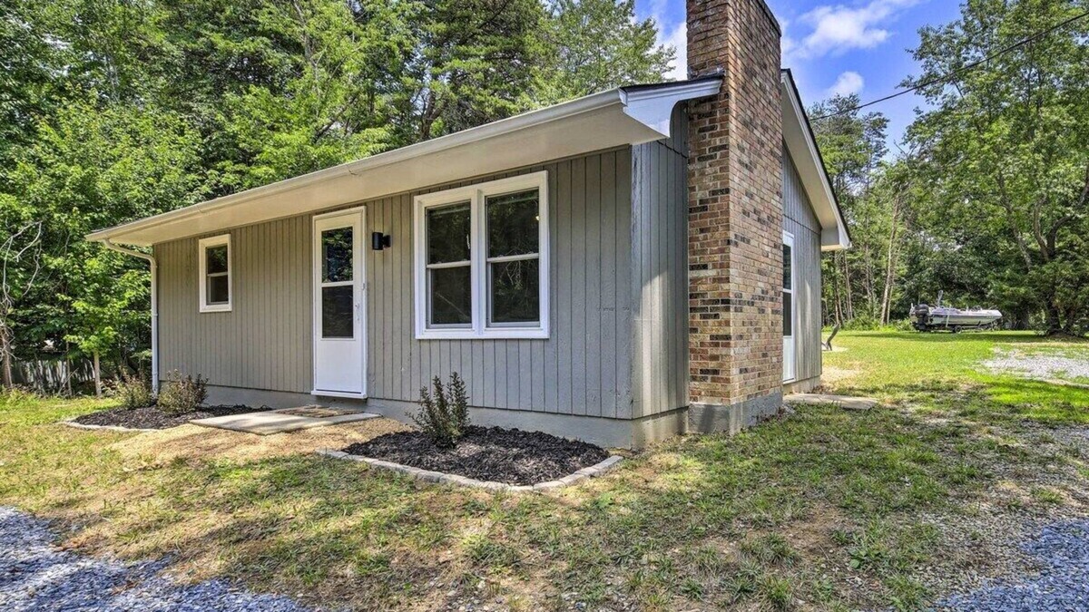 Ingles House | Escape to this charming home in the Dehaven Park area of Claytor Lake