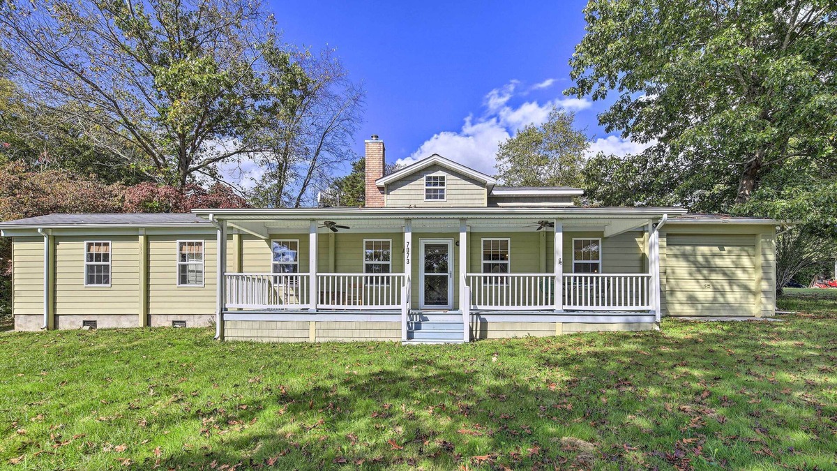 Ingles House | Escape to this charming home in the Dehaven Park area of Claytor Lake