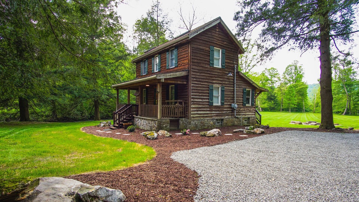 Mill Run House | Escape to this cozy cabin in the woods!