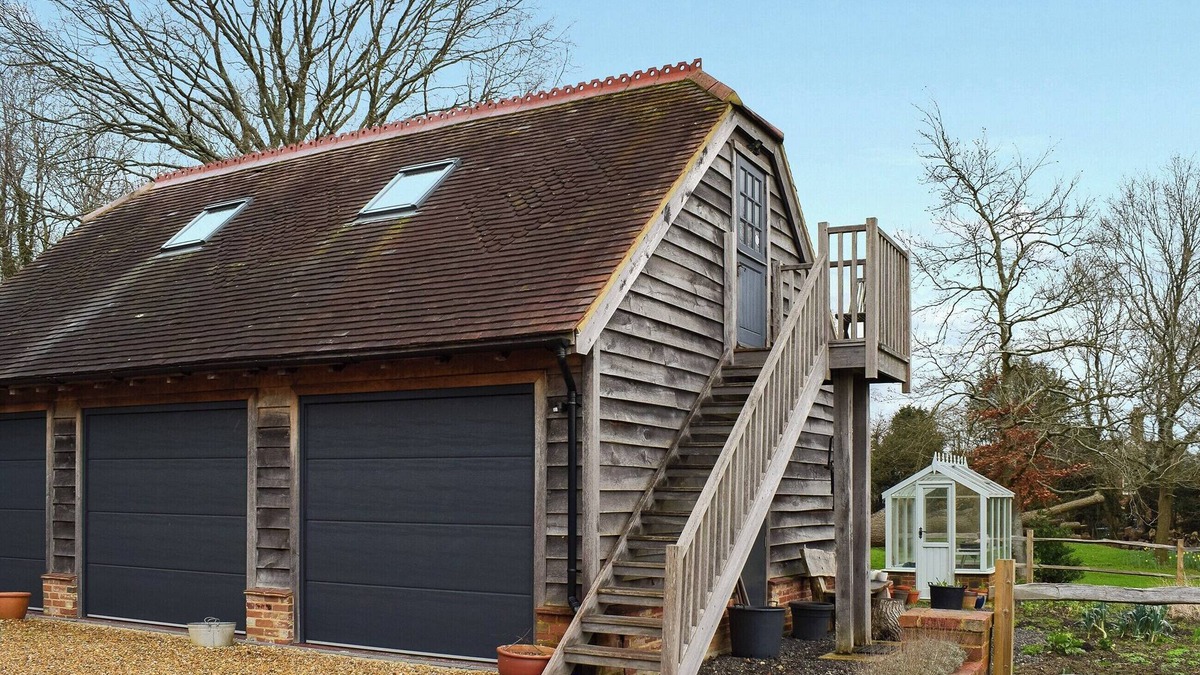 Scaynes Hill Cottage | Escape to this enchanting studio apartment set above a barn.