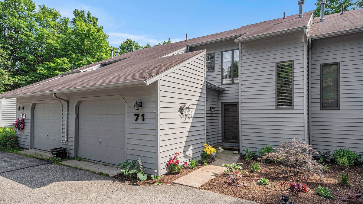Harbor Springs Condo | Escape to this modern 4-bedroom condo in Harbor Springs, MI