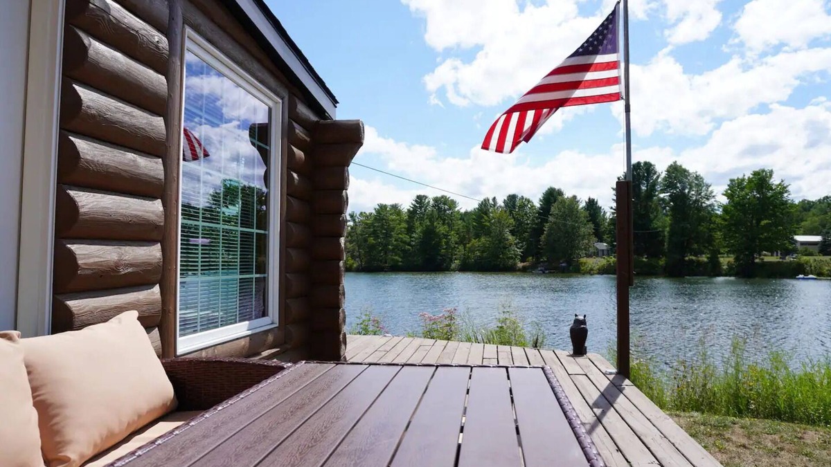 South Boardman Cabin | Escape to this relaxing lakeside retreat! 🛶 Enjoy a peaceful back porch, cozy fire pit 🔥, and stunning water views. Perfect for unwinding and making memories! 🌅