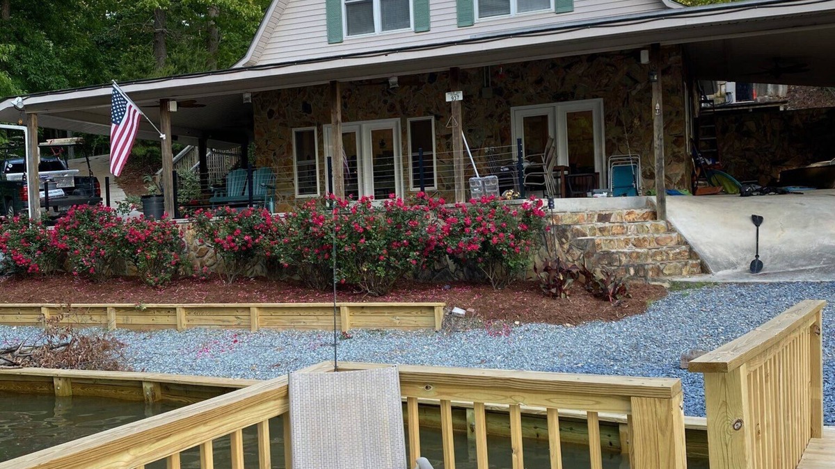 New London House | Escape to tranquility at Badin Lake