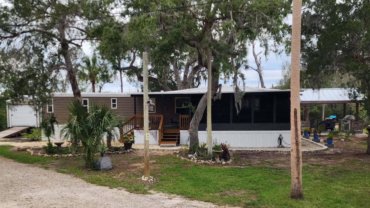 Crystal River Cottage | Escape to your cozy waterfront 2-bedroom cottage, kayaks & canoes included!