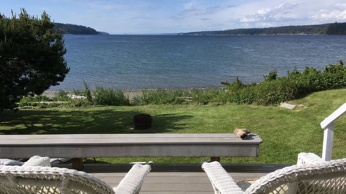 Freeland Cabin | Escape to your seaside retreat on South Whidbey’s Holmes Harbor