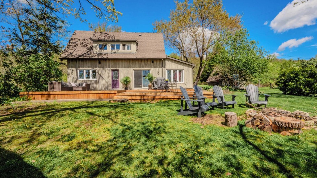 Burlington Cottage | Escarpment Escape - 1 Bedroom Loft Cottage: Huge Deck, Panoramic views, Trails