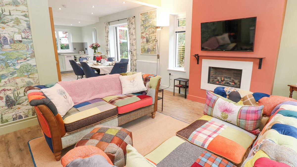 Langholm Cottage | ESK BRAE, family friendly, with a garden in Langholm