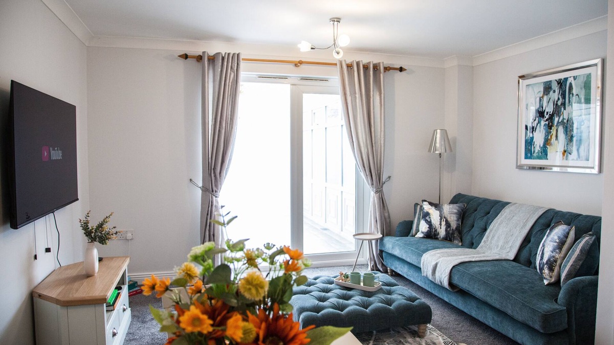Stoke-on-Trent House | ESONGRACE Stays - Stylish quaint three bed home