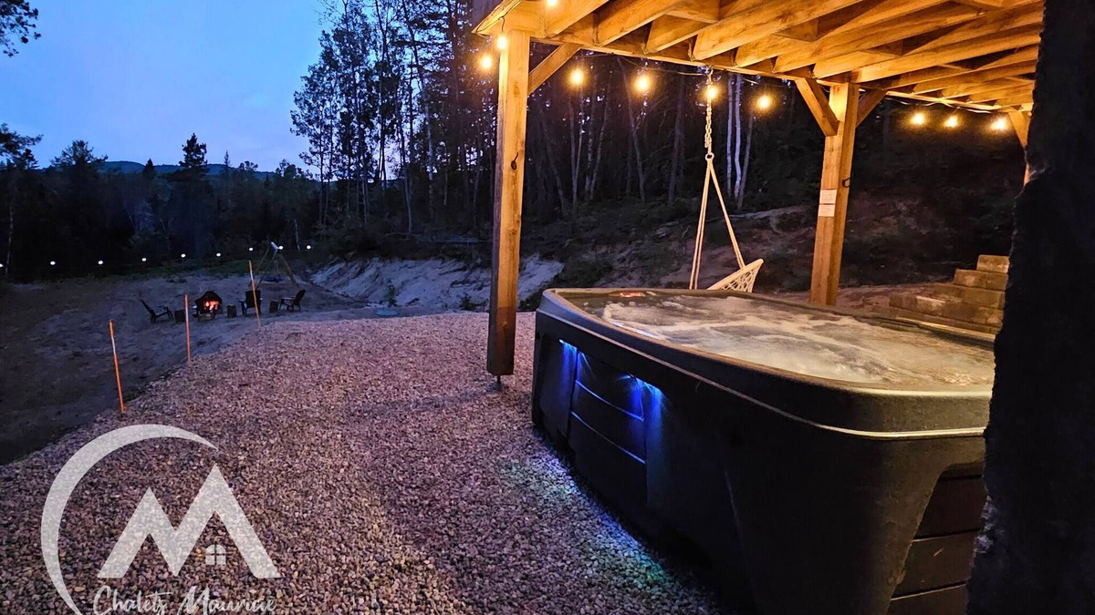Mauricie Ski Chalet | Espace de Rêve! Chalet Neuf avec SPA, vue imprenable sur les montagnes!