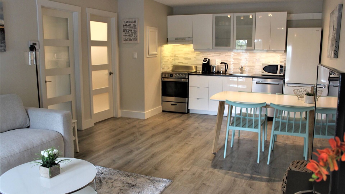 Collingwood Condo | Essence Suites Modern Condo *Collingwood *King Bed *Lake *Beach *Mountains *Spa