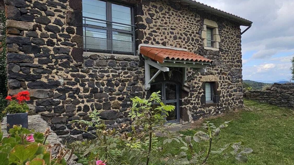 Saint-Martin-de-Fugeres House | Estaou de bas country house