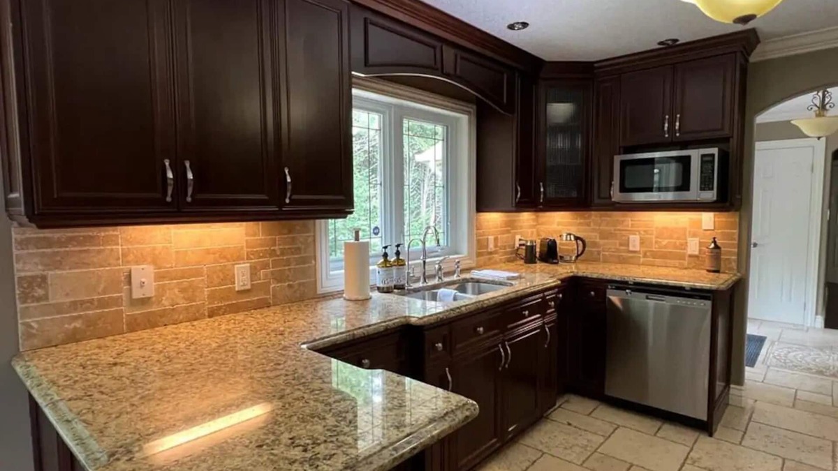 Cambridge House | Estate by city of Cambridge on 5 acres, 6 bedrooms, pool, tennis court & more