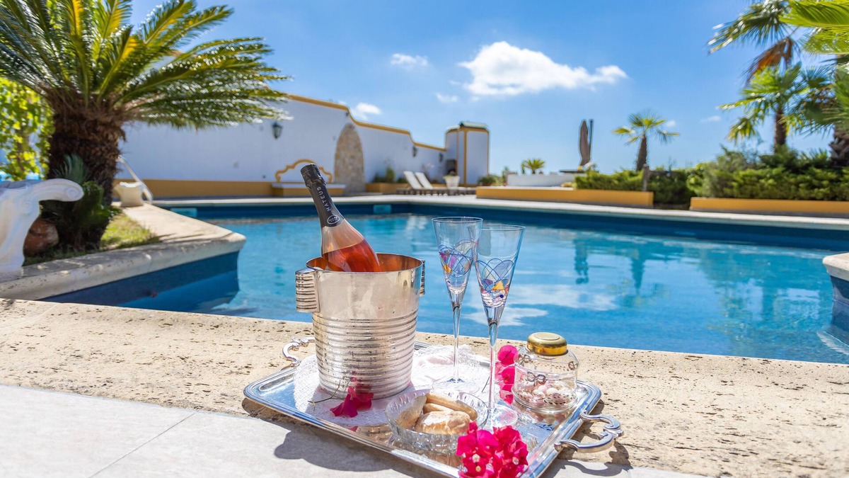 Calhandriz Bed & Breakfast | Estate "Quinta do Monte das Abelhas" Themed bed and breakfast near Lisbon