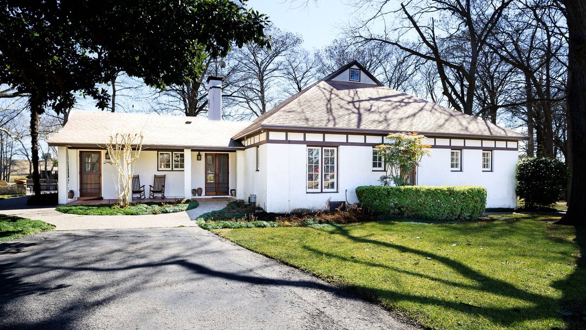 McQueeney House | Estate with exclusive grounds, private tennis courts, and beautiful views