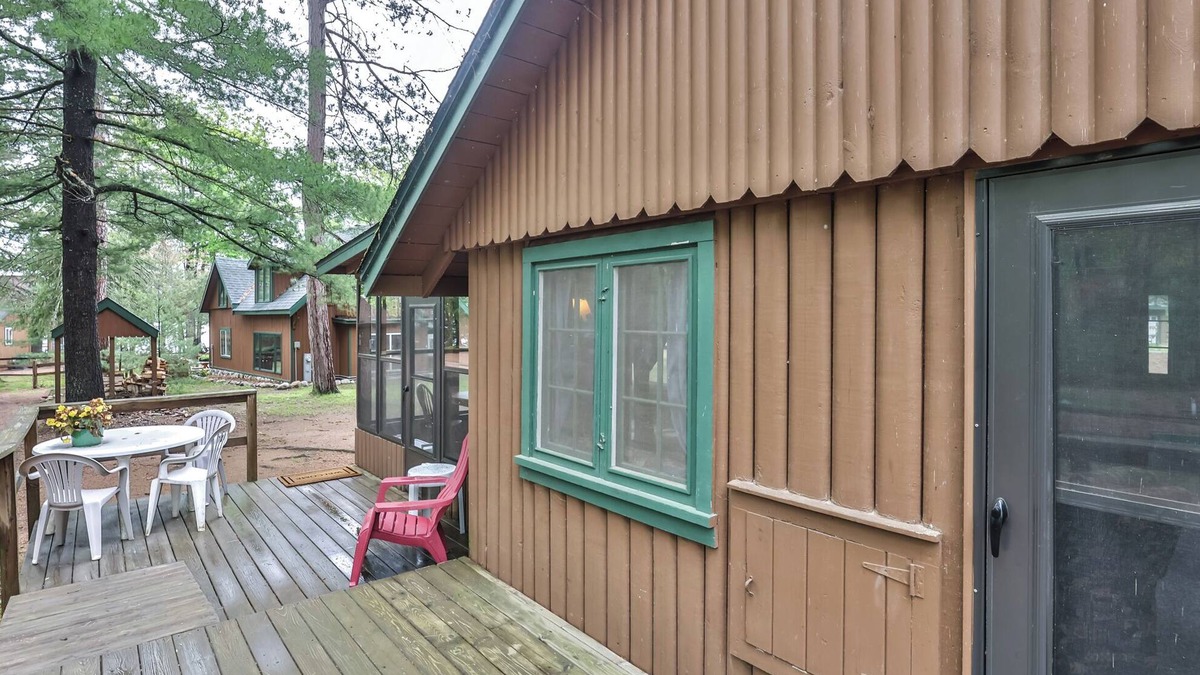 St Germain Cottage | Estrold's Resort- Pine Cabin