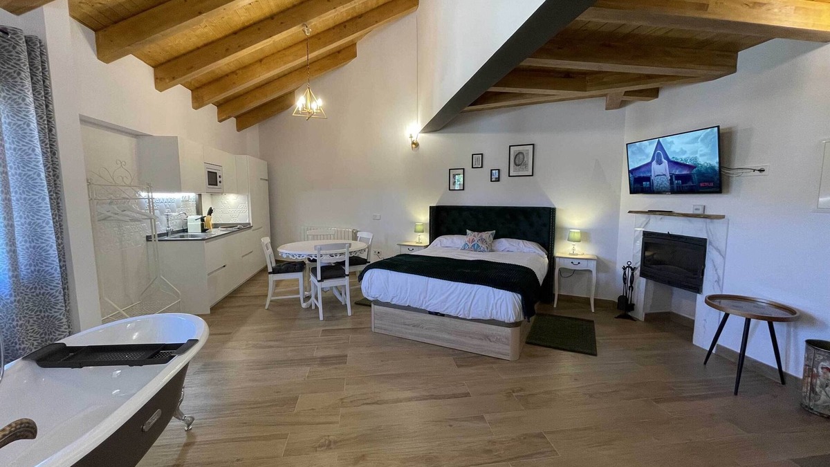 Montejo de la Sierra Apartment | Estudio de Vistas Privilegiadas a la Reserva de la Biosfera y Exquisita Decoración Ecléctica