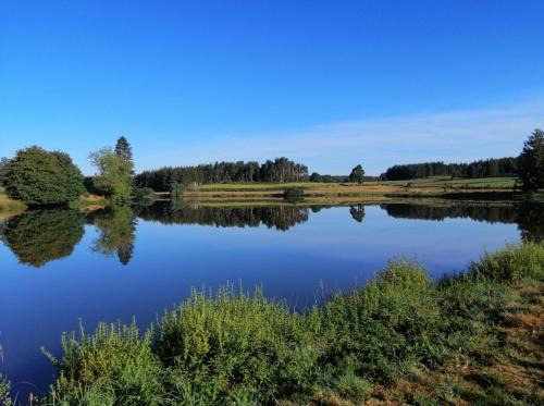 La Celle-sous-Gouzon Apartment | Etang et moulin