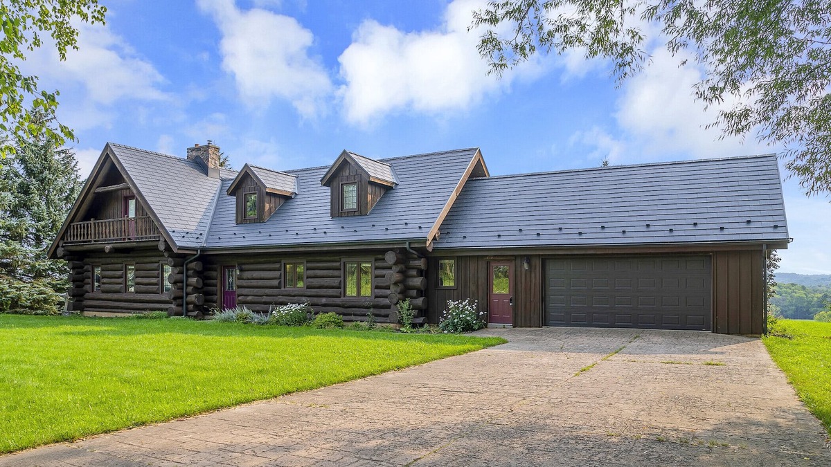 Grey Highlands Ski Chalet | Etherington Cottage · 5 Acre-Scotch Mtn, Beautiful 5 Bedroom Log Cottage