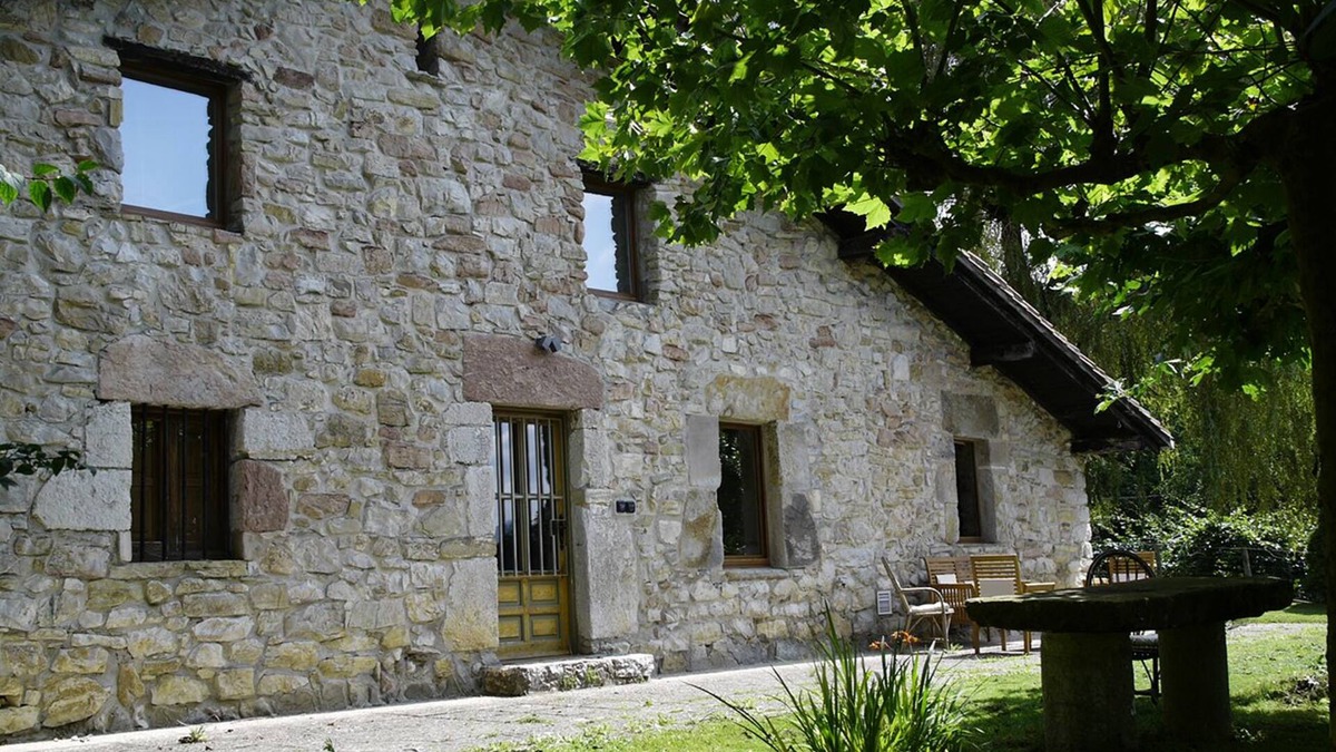Mallabia Cottage | Etxetxobarri, independent farmhouse with views of the Anboto ridge.