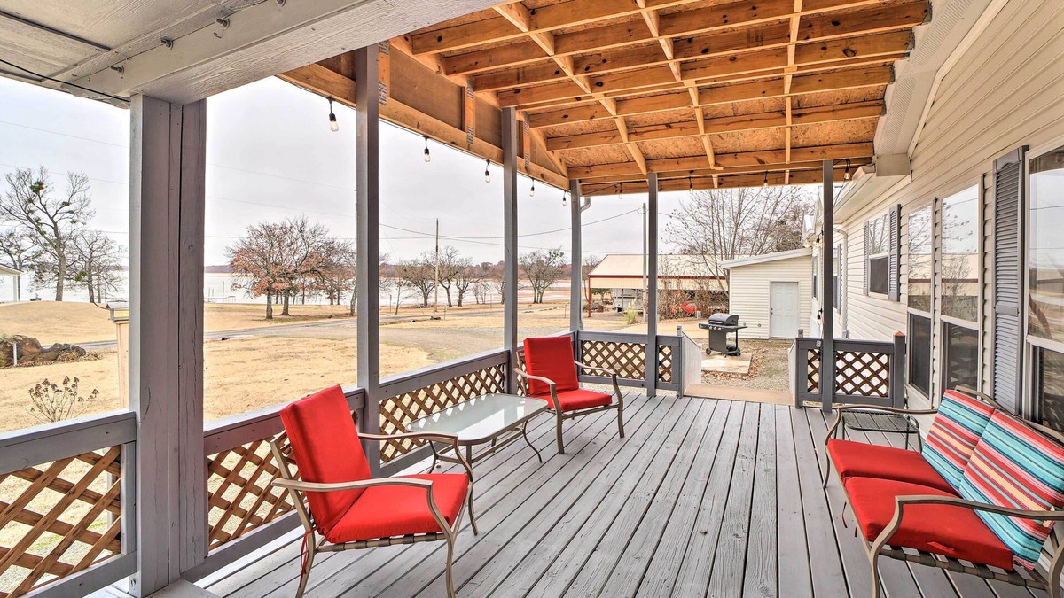 Eufaula House | Eufaula Escape w/Deck - Steps to Lake!
