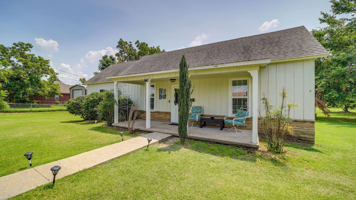 Eufaula House | Eufaula Getaway w/Patio, Walk to Beach + Marina!