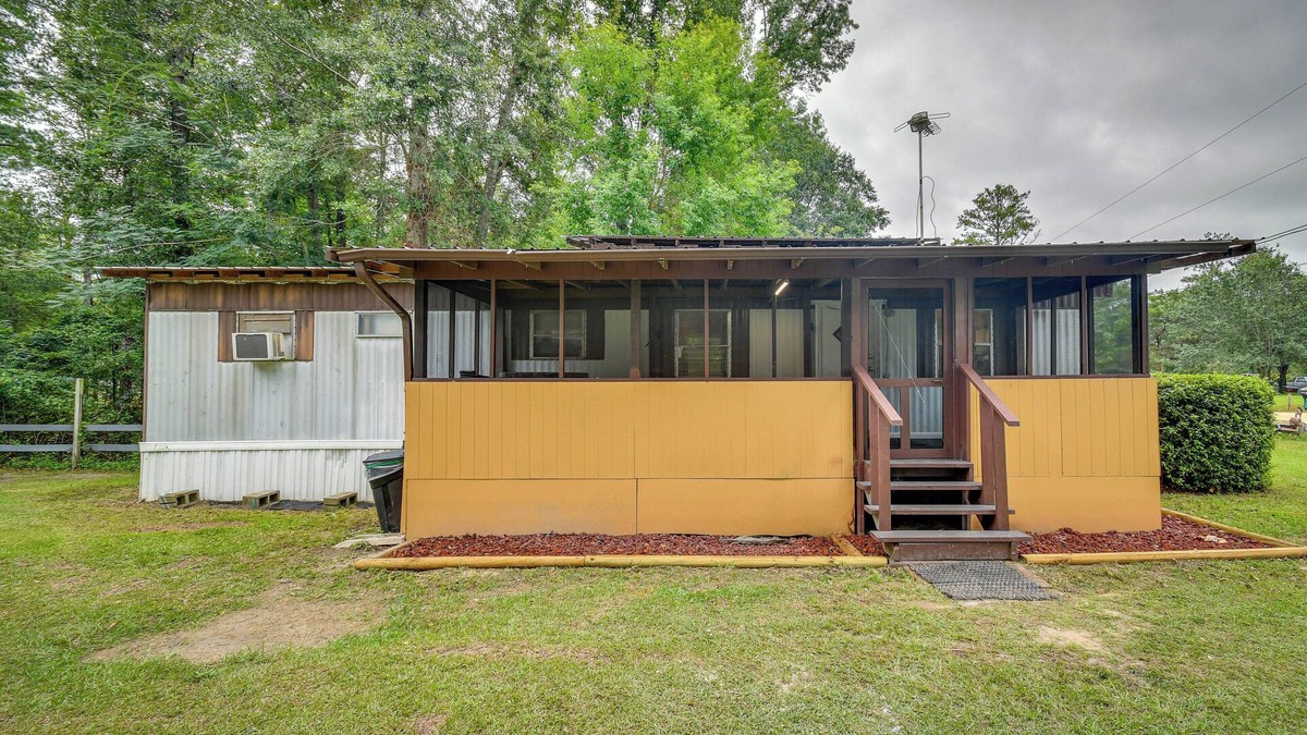 Eufaula Cabin | Eufaula Retreat: Community Pool & Screened Porch!