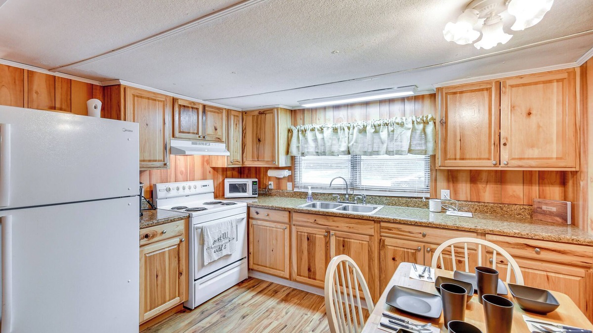 Eufaula Cottage | Eufaula Retreat: Community Pool & Screened Porch!