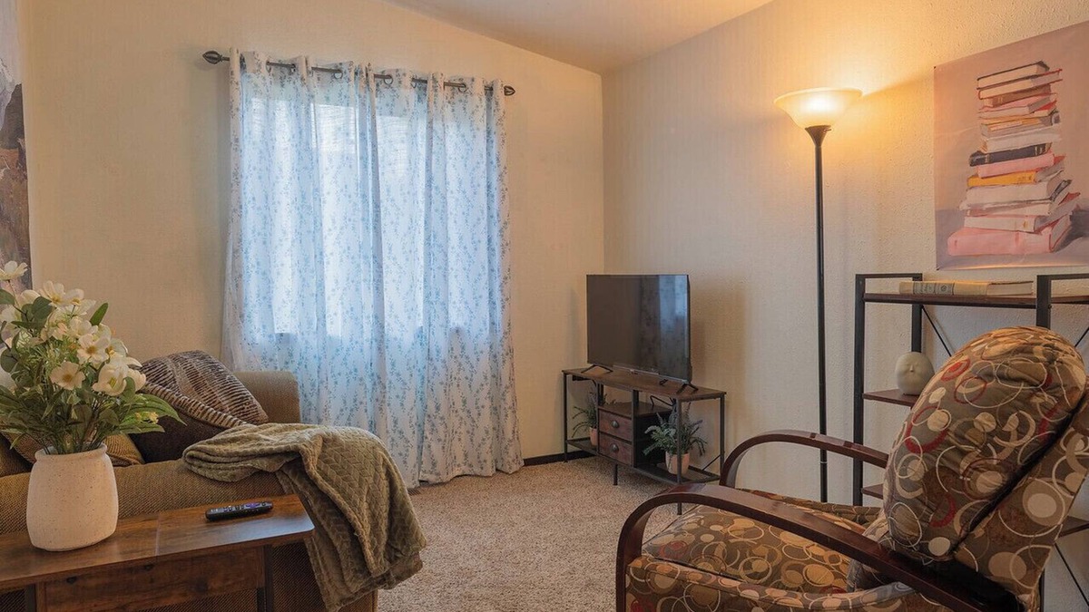 Western House | Eugene Getaway Cozy 2BR Suite Close to Autzen & Dining