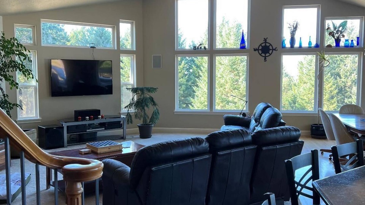 Alvadore House | Eugene, OR Near Track City UO Hayward Hult Ctr Matthew Knight Hospitals Coast