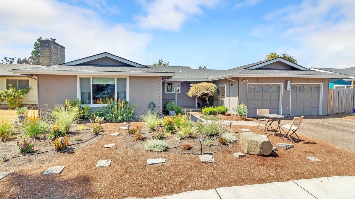 Harlow House | Eugene Retreat walk to Autzen & Pet-Friendly