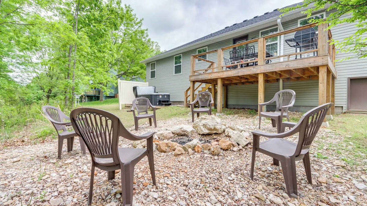Holiday Island House | Eureka Springs Family Home - 1/2 Mi to Marina!