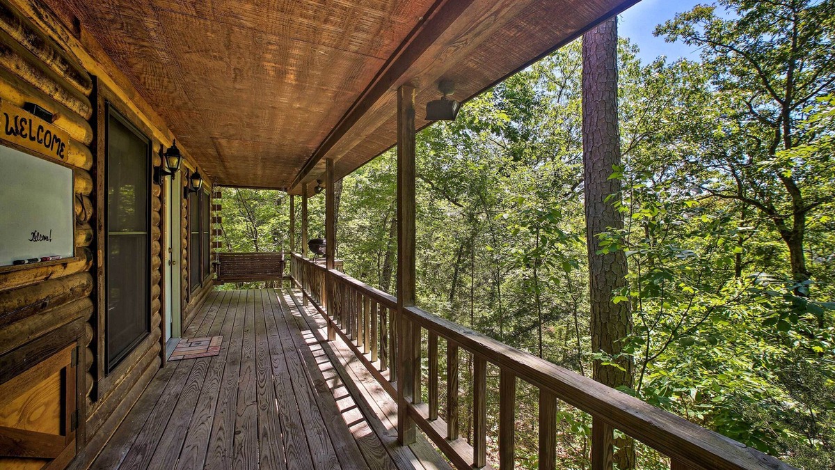 Eureka Springs Apartment | Eureka Springs Studio w/Deck, Views & BBQ!
