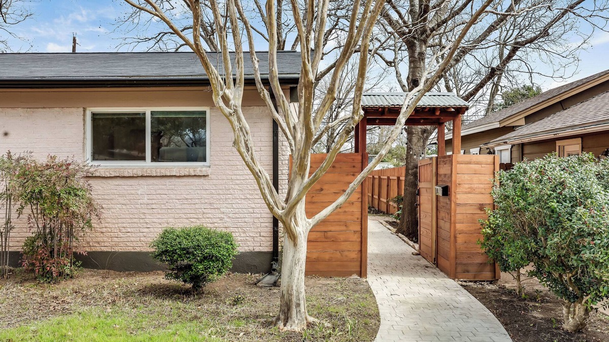 Windsor Park House | Euro-inspired 1-br cottage with AC, w/d, private fenced yard in central Austin