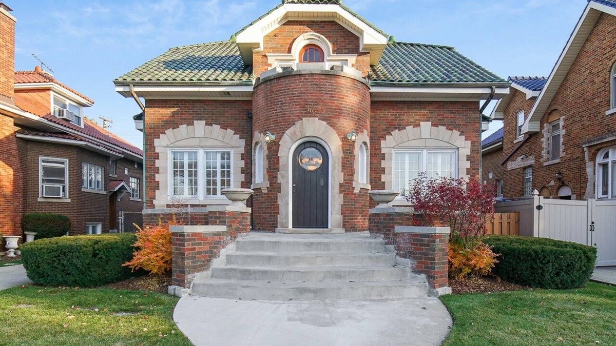 Berwyn House | European custom built home with 3 bedrooms near Chicago