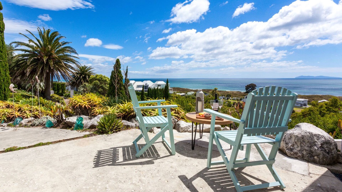 Bowentown Apartment | European escape, ocean views and terrace garden.