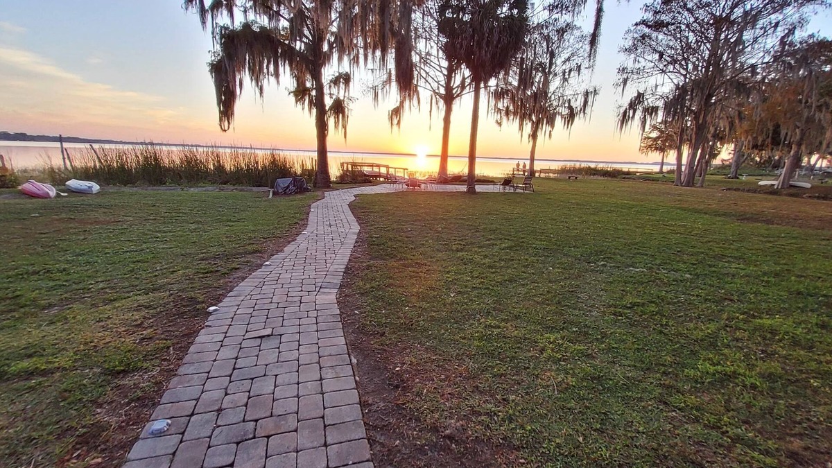Eustis House | Eustis Fl- Lakefront Minie Ranch. Private ,fenced, off main drag, walk to town.