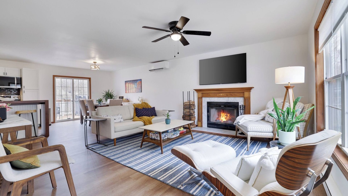 Tobyhanna Cabin | EV Charger, Community Pool, Movie Screen, Close to Most Pocono Attractions