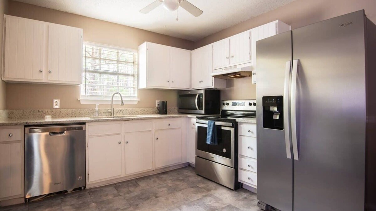 New Castle House | EV-Friendly- 15 Mins to Downtown!