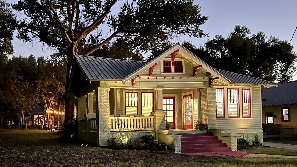 Brenham House | Eva on West Alamo-Walk to Downtown Brenham!