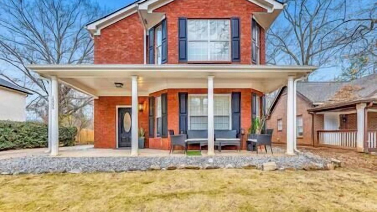 Peoplestown House | Eva’s Compound – Downtown ATL Oasis (18 Guests)