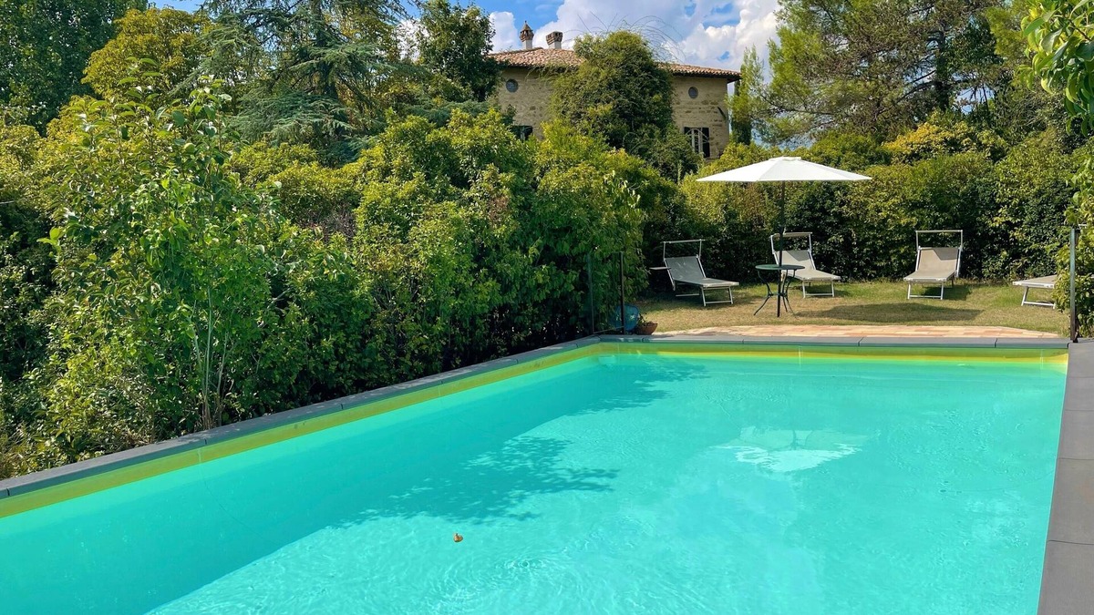 San Brizio Apartment | EVE HOUSE - exclusive grounds, gardens, pool, pool house + wifi. Sleeps 4.