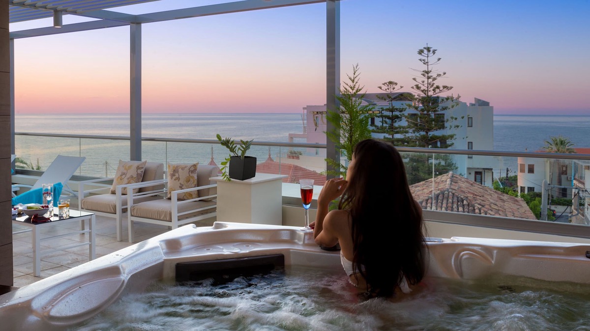 Halepa House | Evelyn's House: outdoor heated Jacuzzi, Views, cozy Fireplace & 500Mbps WiFi