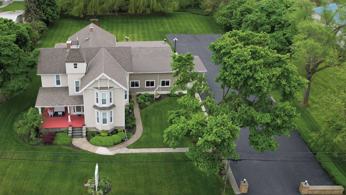 Marblehead Bed & Breakfast | Event Rental 10BR/10BA Sleeps 29 B&B Near The Lake