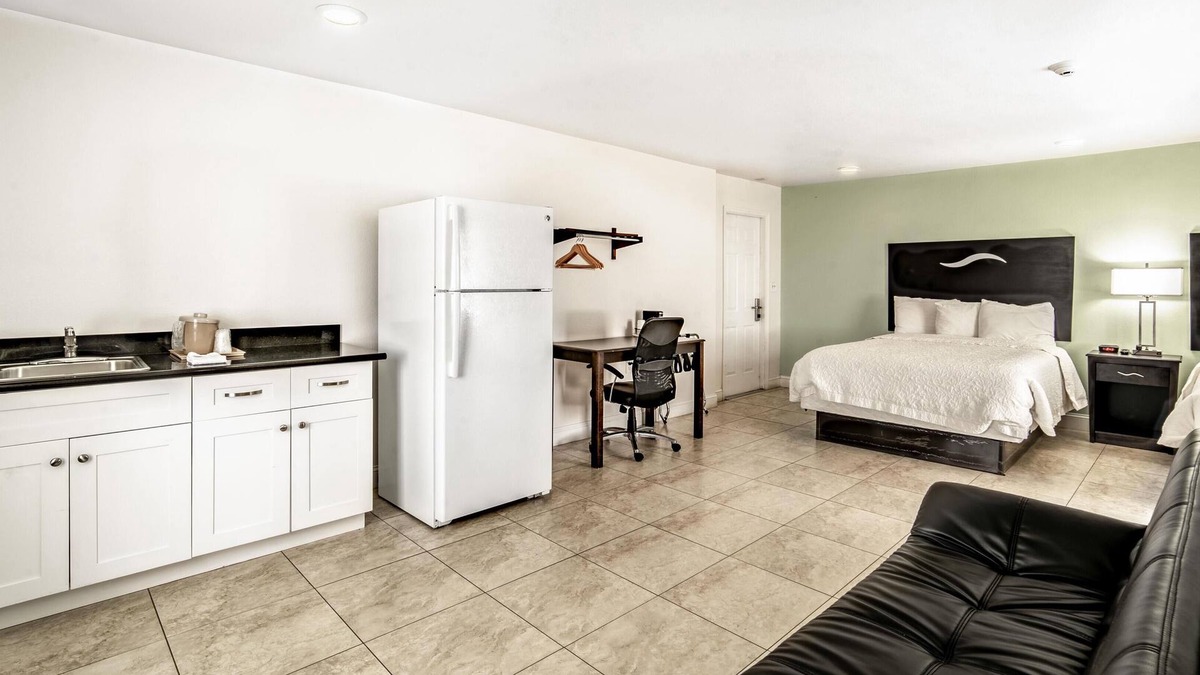 Everglades City Hotel | Everglades City Motel - Queen Efficiency Room