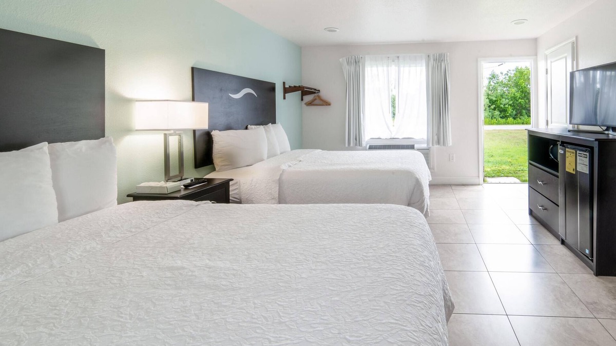 Everglades City Hotel | Everglades City Motel - Queen Room, 2 Beds, Back Door