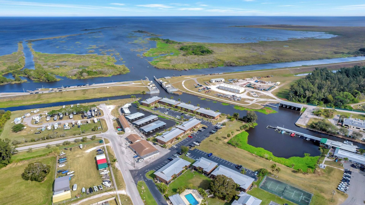 Clewiston Condo | Everglades Gator at Rolands King Beds cozy clean stay