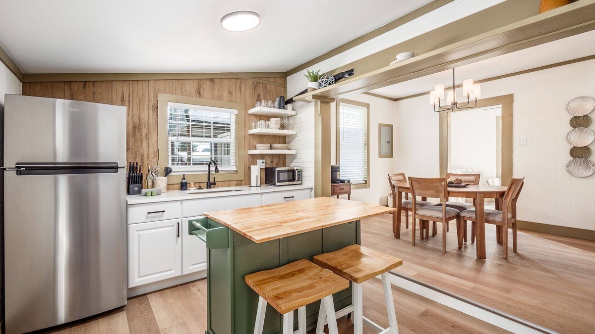 Creola Cabin | Evergreen Escape + Pickleball l Private Trail