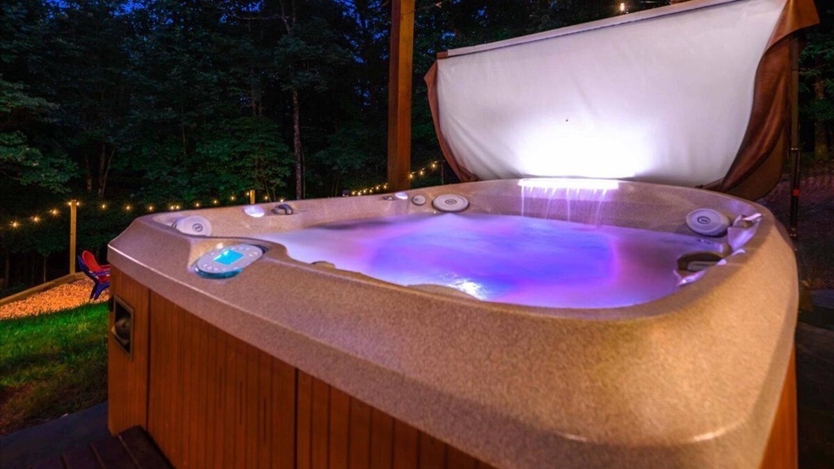 My Mountain Cabin | ~EverGreen Family Retreat~Slp20*HotTub*Pets*Arcade