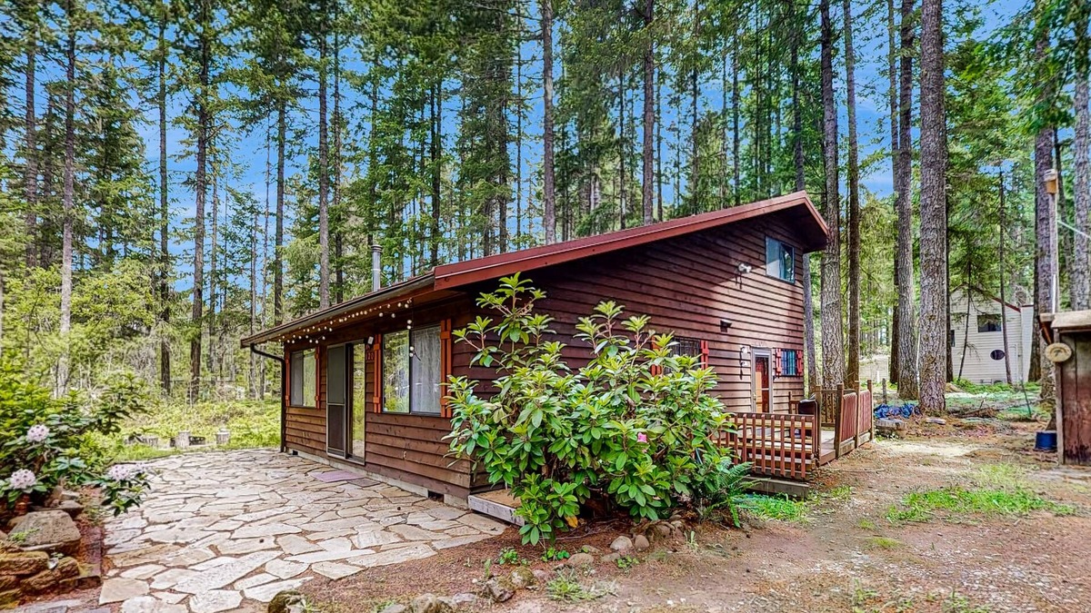 Hoodsport House | Evergreen getaway with hot tub, gas grill, Wifi and W/D